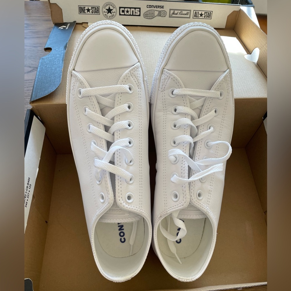 Size 11 men’s chuck taylor leather converse low top